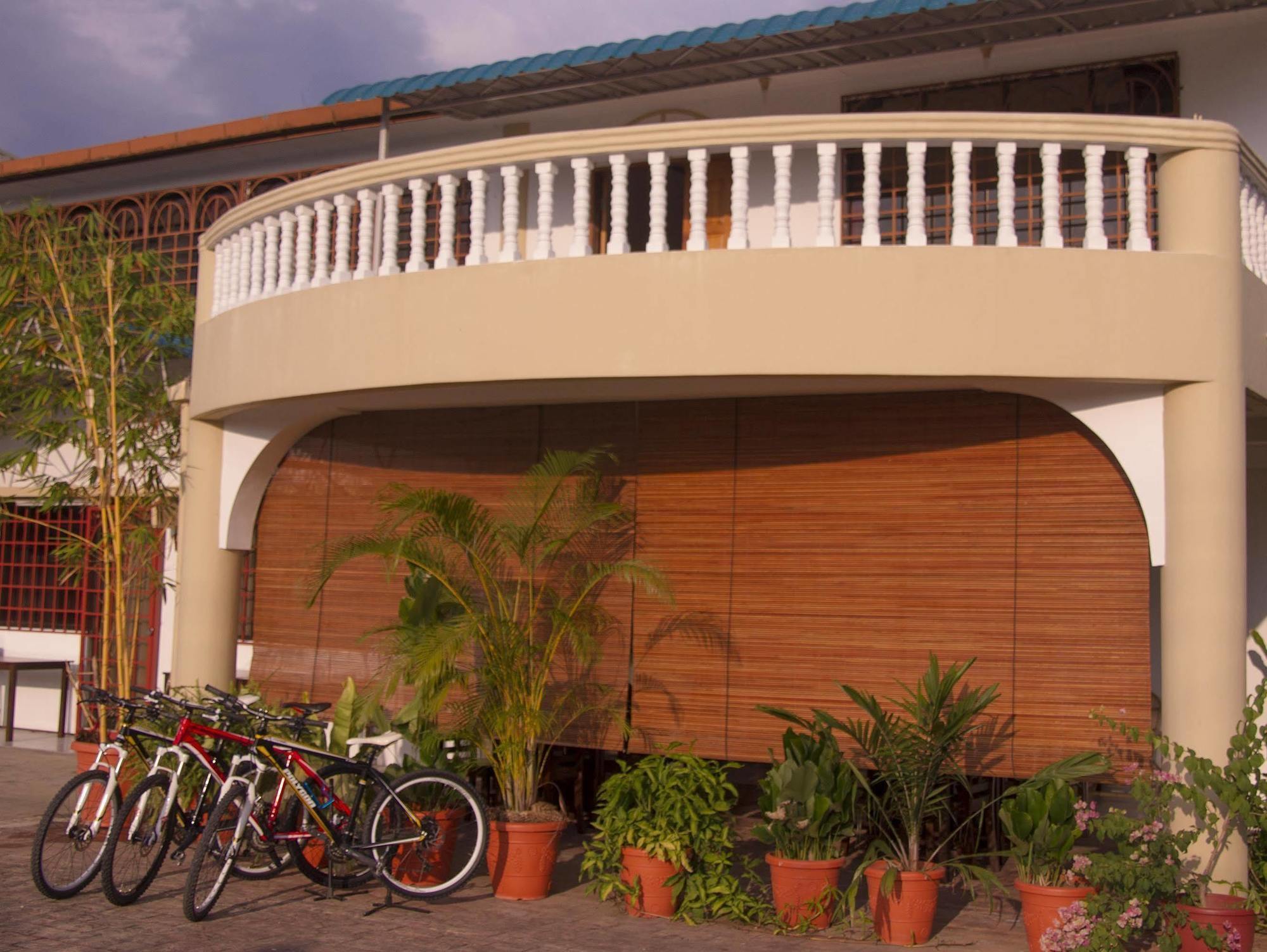 Bike And Tours Bed And Breakfast Lahad Datu Esterno foto